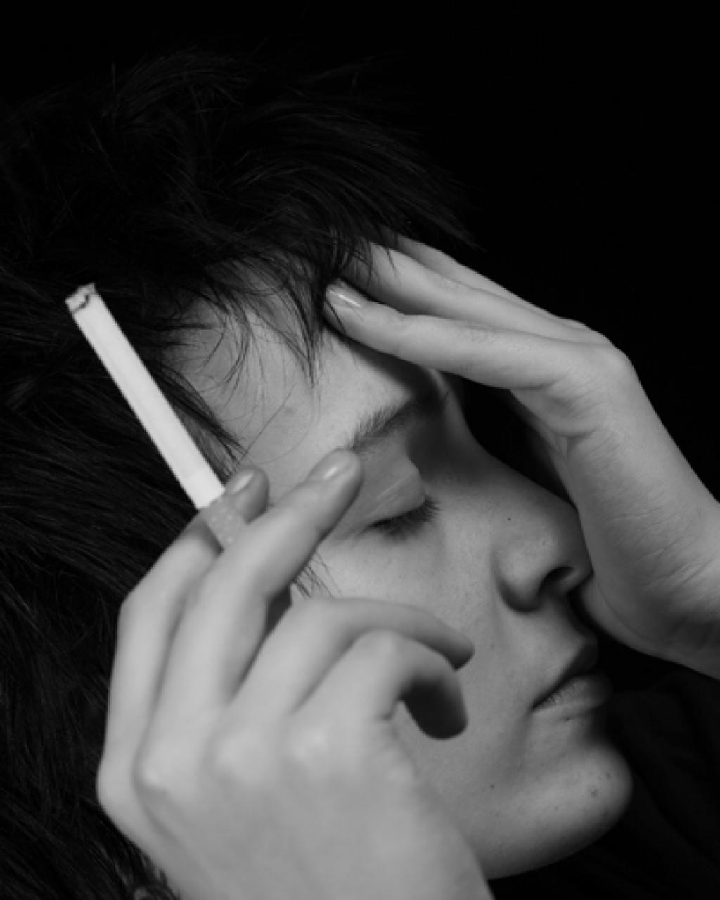 Когда курю кружится голова. Курящий подросток. Депрессия курение. Курение и стресс. Курящий в стрессе.